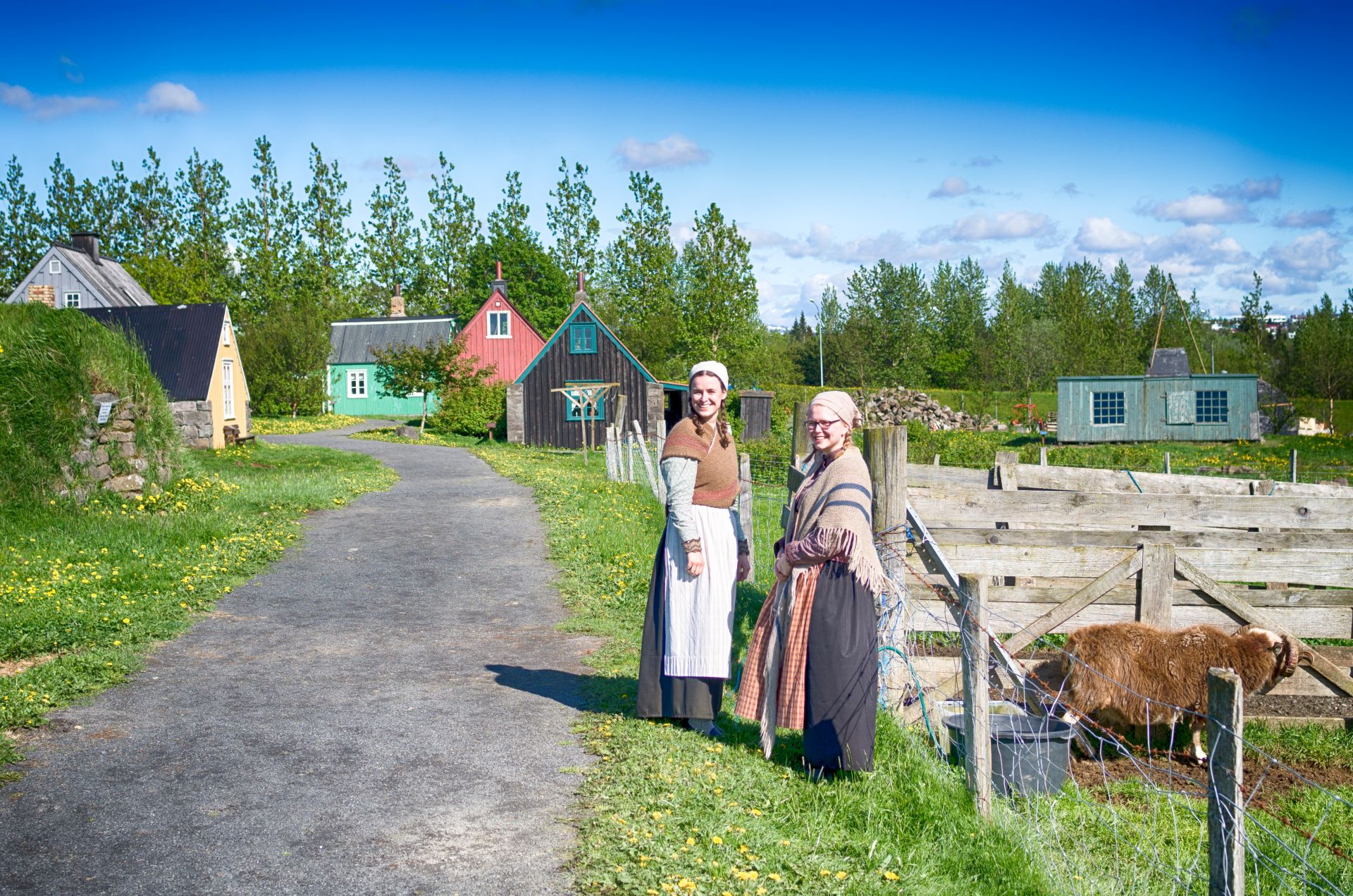 Konur úti á Árbæjarsafni í gömlum hefðbundnum íslenskum fötum