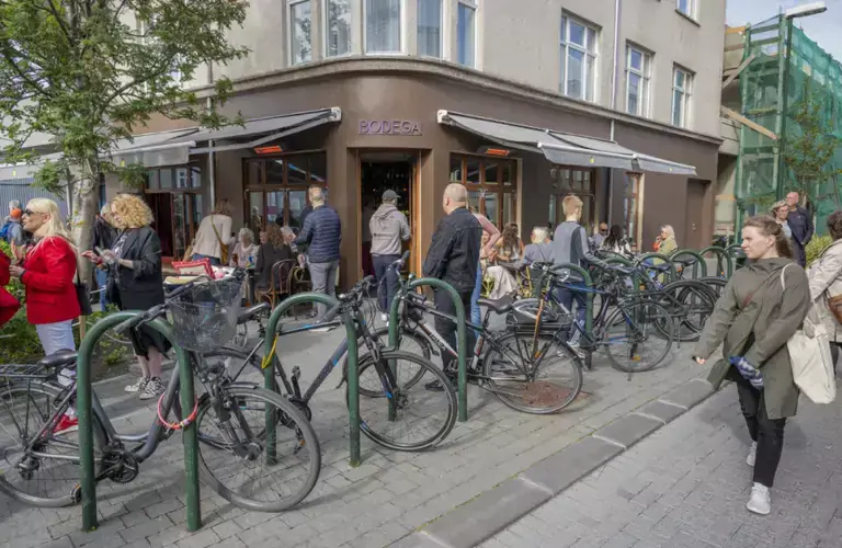 Hjól fyrir utan Café parís